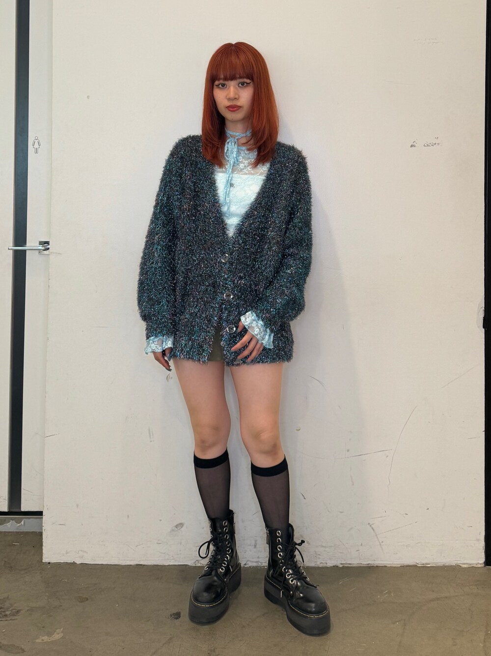 ブルー系のTシャツ/カットソー、ブルー系のカーディガン/ボレロ、ホワイト系のキャミソールを着用したレディースの夏コーディネートの1枚目の写真