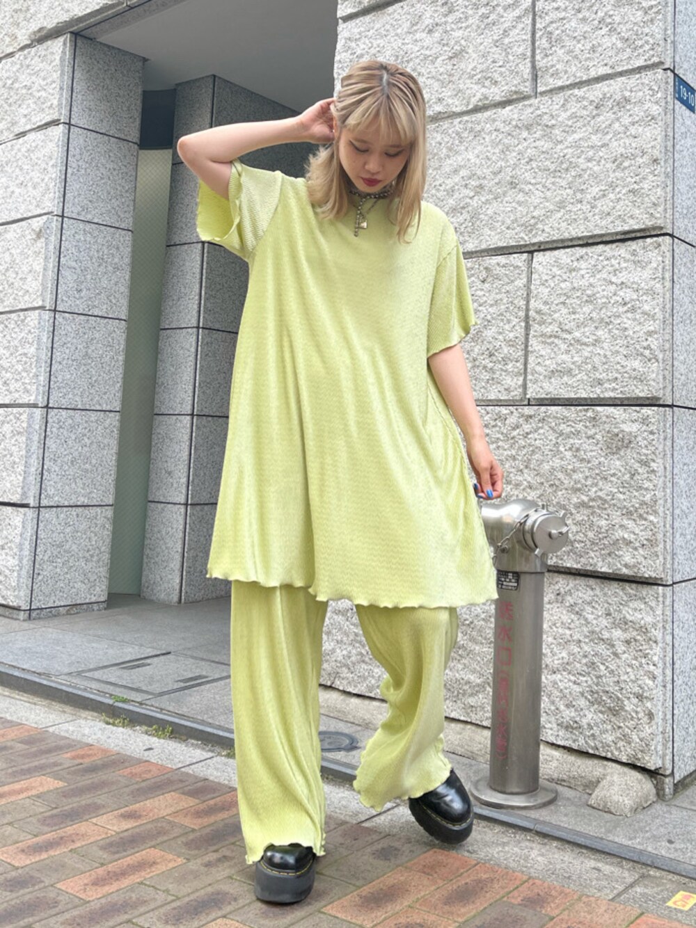 グリーン系のTシャツ/カットソーを着用したレディースの春コーディネートの1枚目の写真