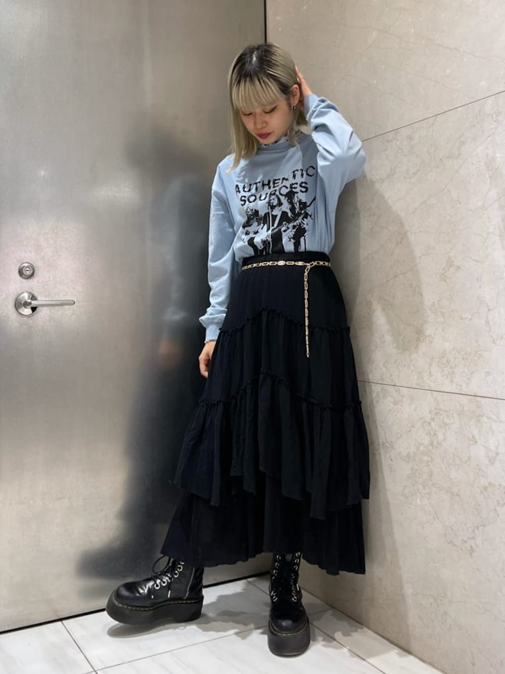 ブラック系のブーツ、ブラック系のスカート、ブルー系のTシャツ/カットソーを着用したレディースの夏コーディネートの1枚目の写真