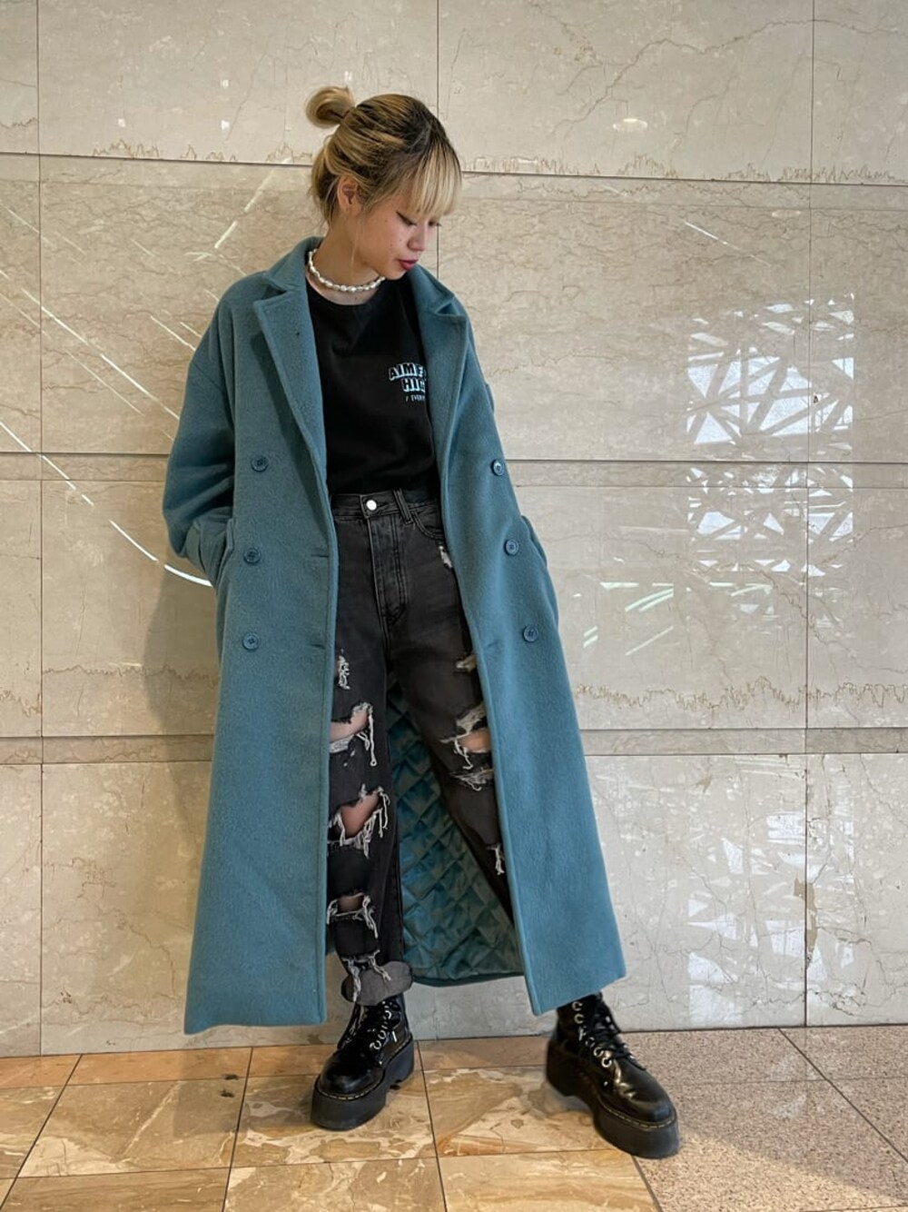 ブラック系のデニムパンツ、ブラック系のTシャツ/カットソー、ブルー系のチェスターコートを着用したレディースの夏コーディネートの1枚目の写真