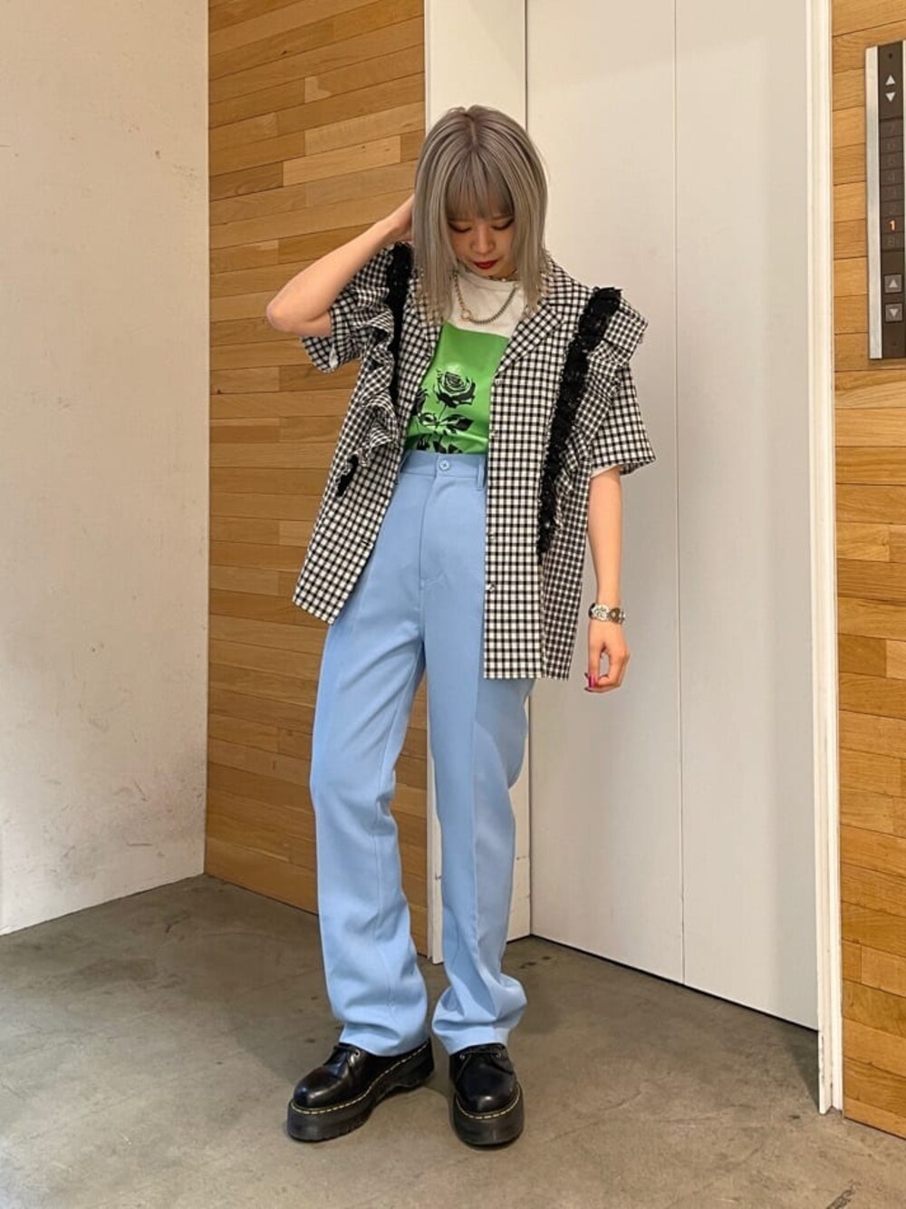ブルー系のスラックス、ホワイト系のTシャツ/カットソー、その他のシャツ/ブラウスを着用したレディースの春コーディネートの1枚目の写真
