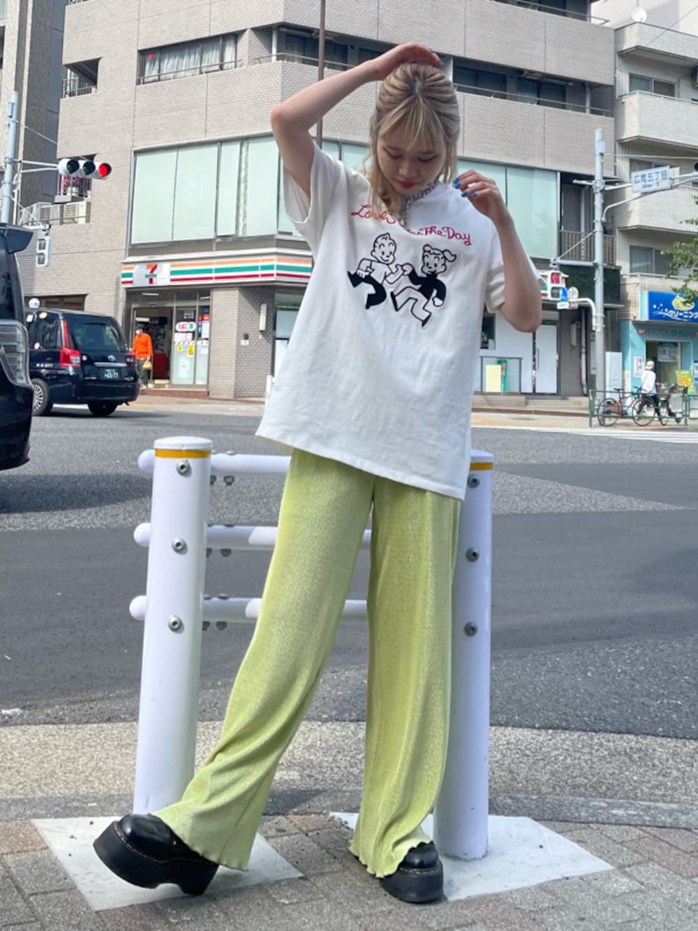 グリーン系のTシャツ/カットソー、ホワイト系のTシャツ/カットソーを着用したレディースの春コーディネートの1枚目の写真