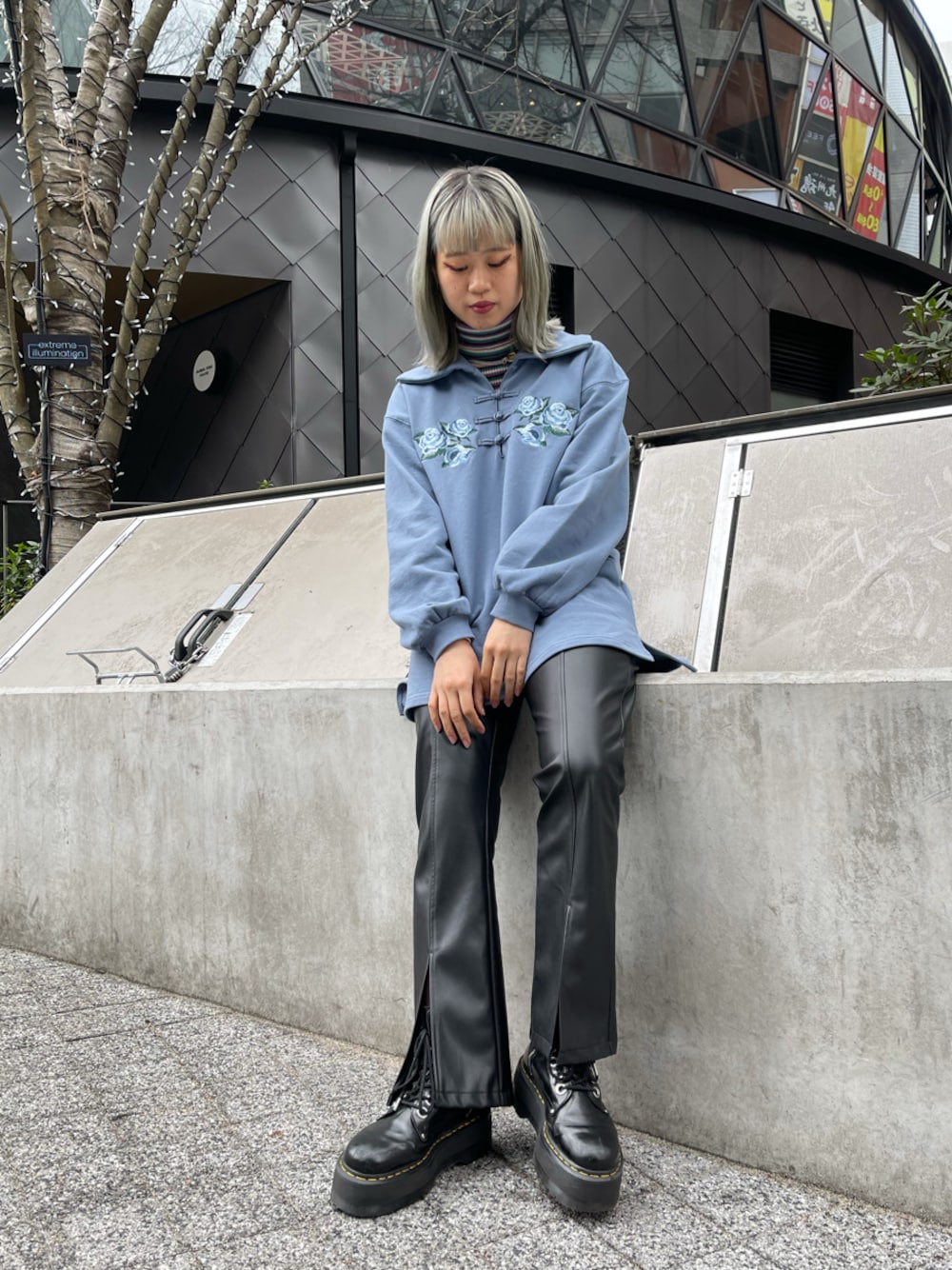 ブラック系のその他パンツ、パープル系のニット/セーター、ブルー系のスウェットを着用したレディースの冬コーディネートの1枚目の写真