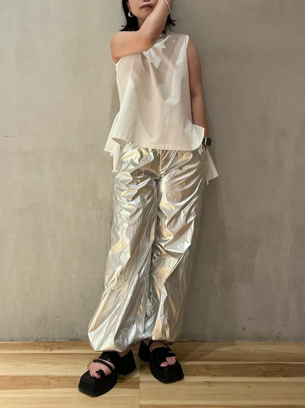 ホワイト系のタンクトップ、シルバー系のその他パンツ、ブラック系のサンダルを着用したレディースの夏コーディネートの1枚目の写真