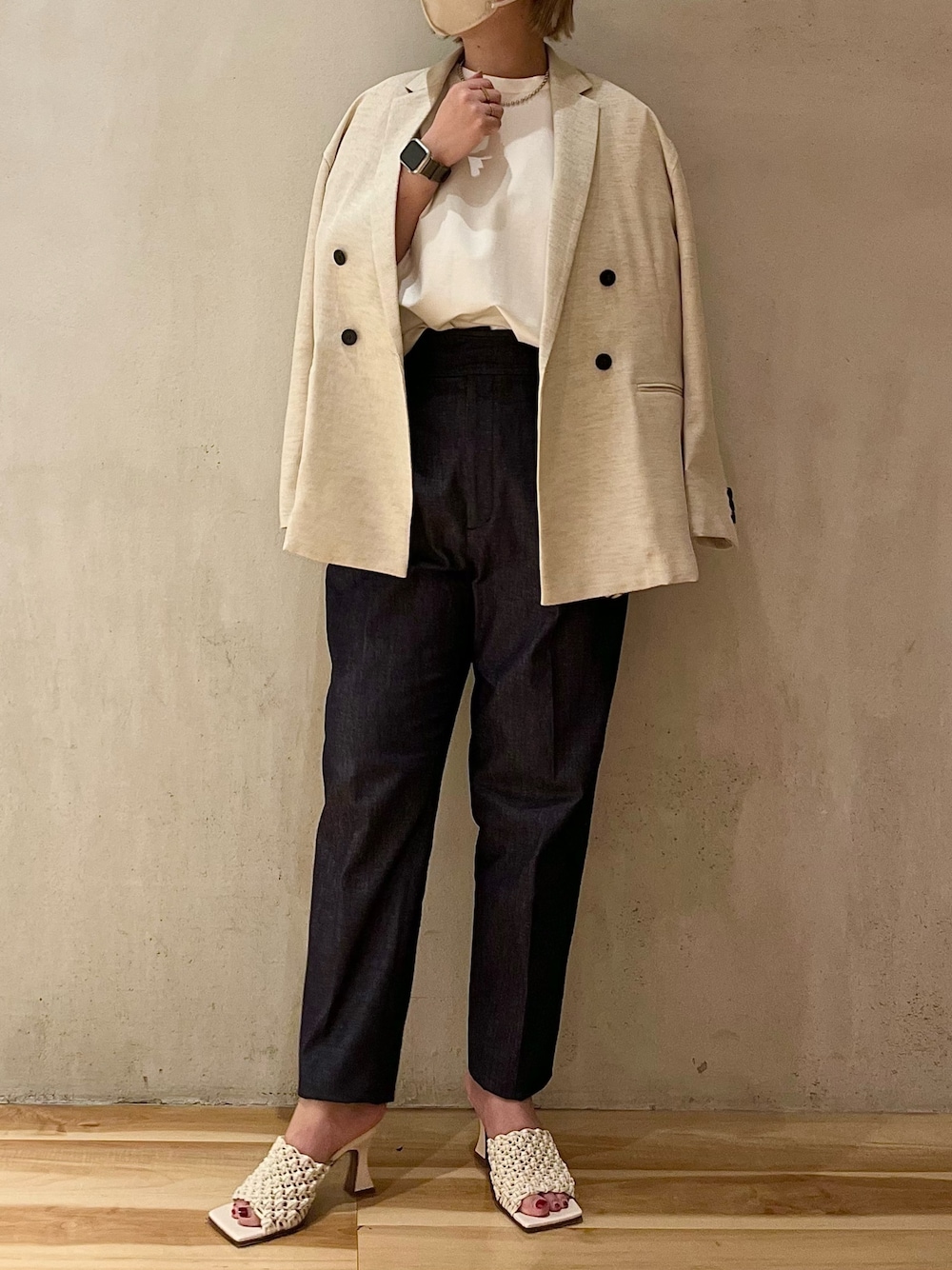 ホワイト系のサンダル、ホワイト系のTシャツ/カットソー、ブルー系のその他パンツを着用したレディースの春コーディネートの1枚目の写真