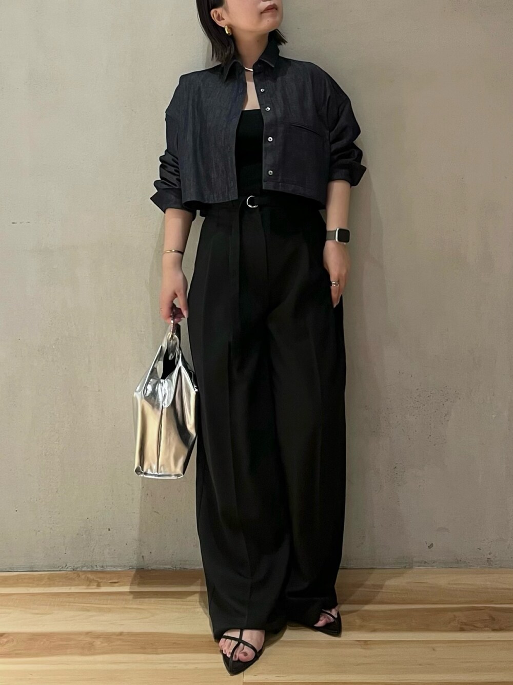 ブルー系のシャツ/ブラウス、ブラック系のキャミソール、ブラック系のその他パンツを着用したレディースの夏コーディネートの1枚目の写真