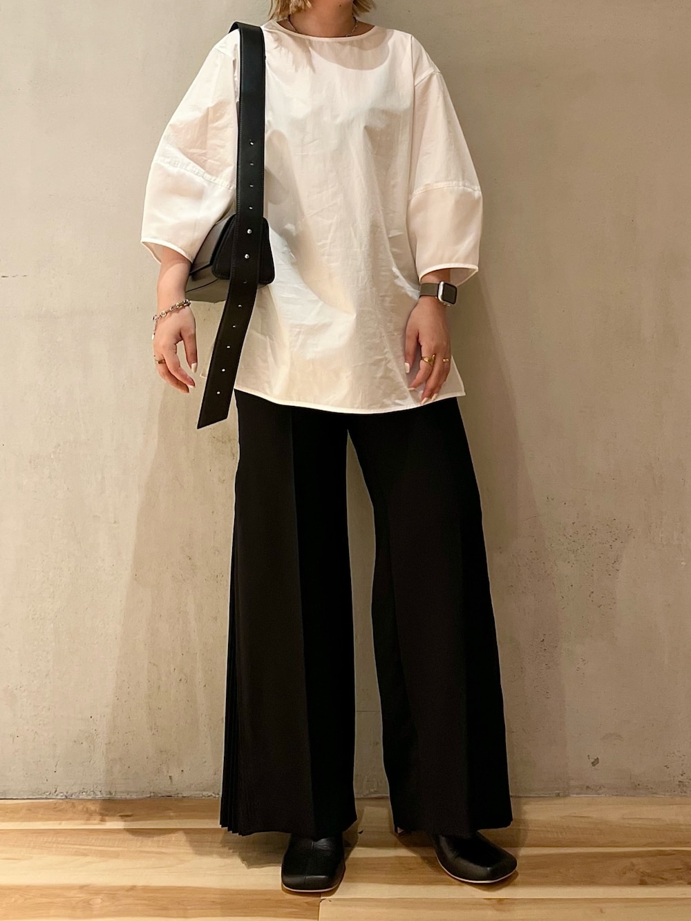 ホワイト系のシャツ/ブラウス、ブラック系のその他パンツ、ブラック系のブーツを着用したレディースの夏コーディネートの1枚目の写真