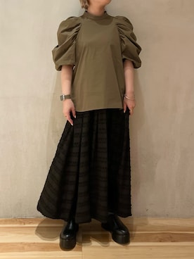 タックバルーンスリーブブラウスを使った人気ファッション