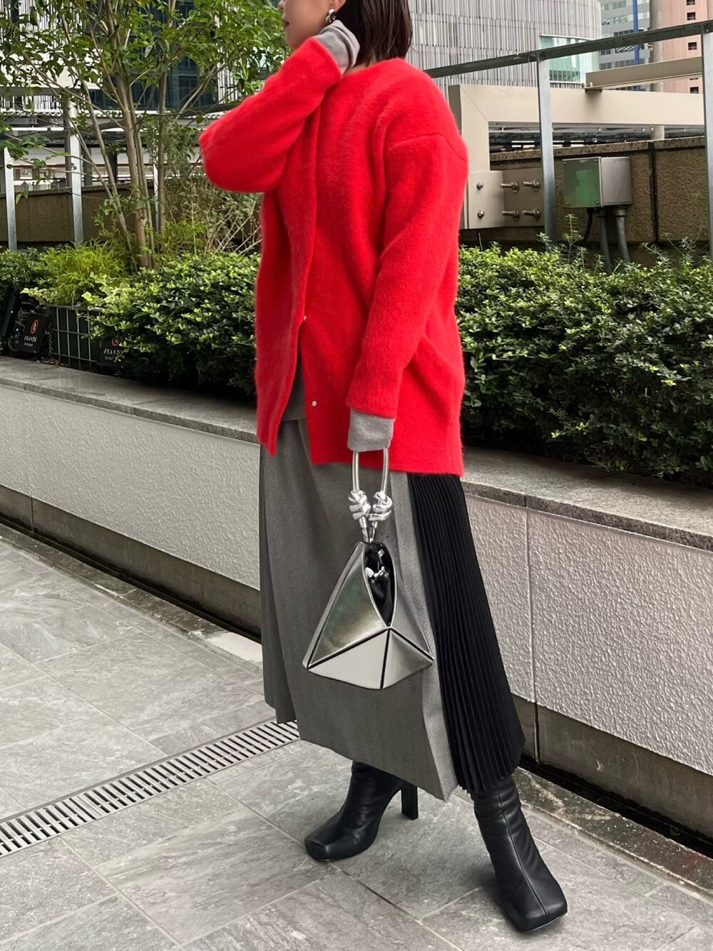 レッド系のカーディガン/ボレロ、ブラック系のブーツを着用したレディースの夏コーディネートの1枚目の写真