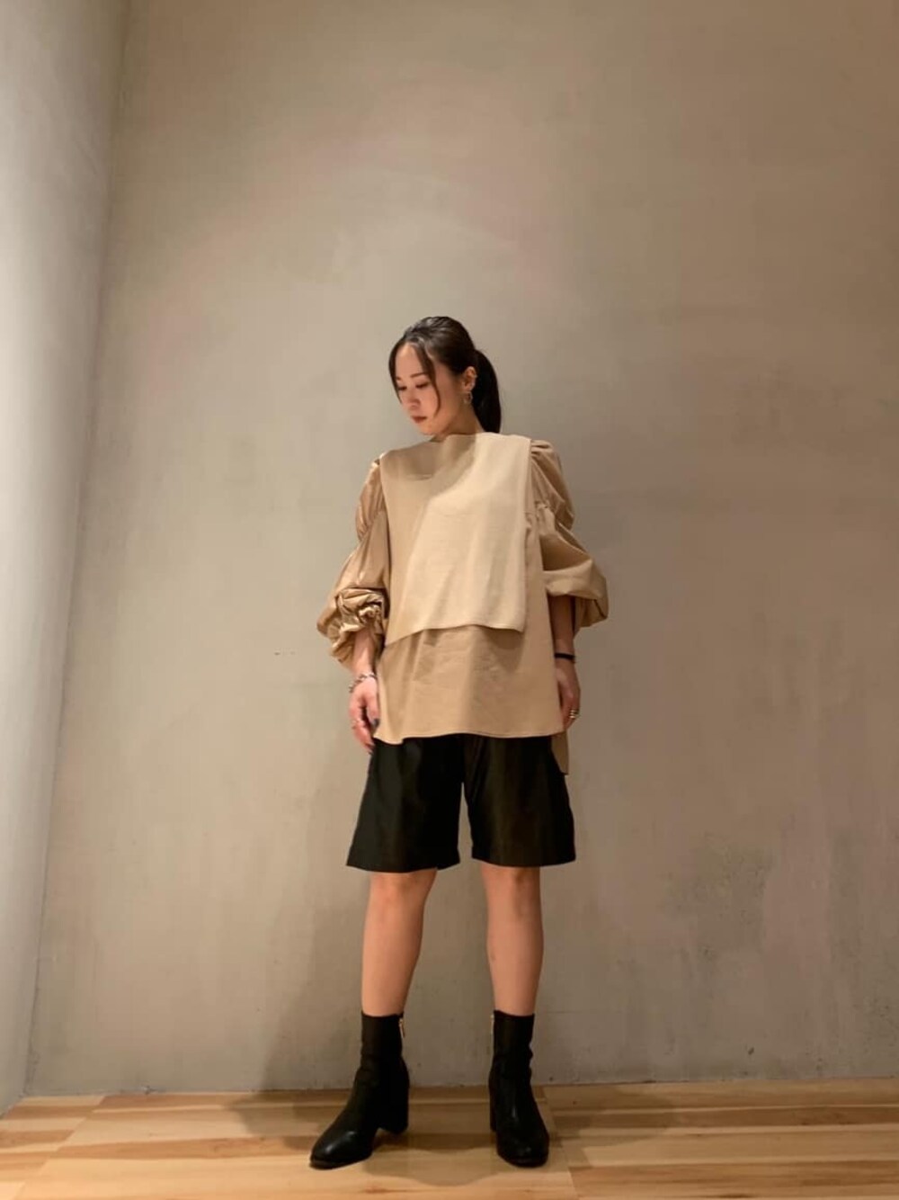 ブラック系のその他パンツ、ベージュ系のニット/セーターを着用したレディースの夏コーディネートの1枚目の写真