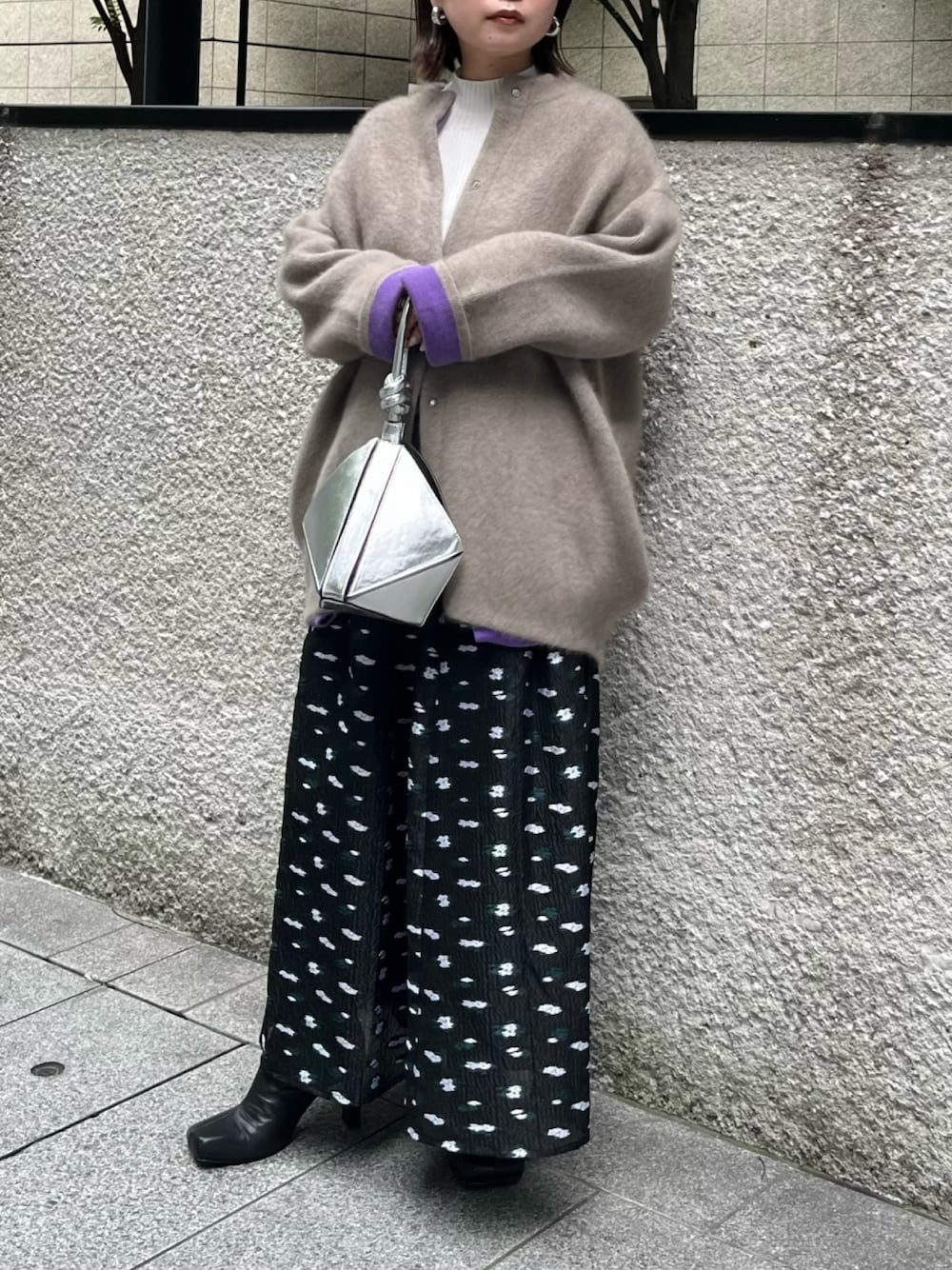 ベージュ系のカーディガン/ボレロ、その他のスカート、ブラック系のブーツを着用したレディースの夏コーディネートの1枚目の写真