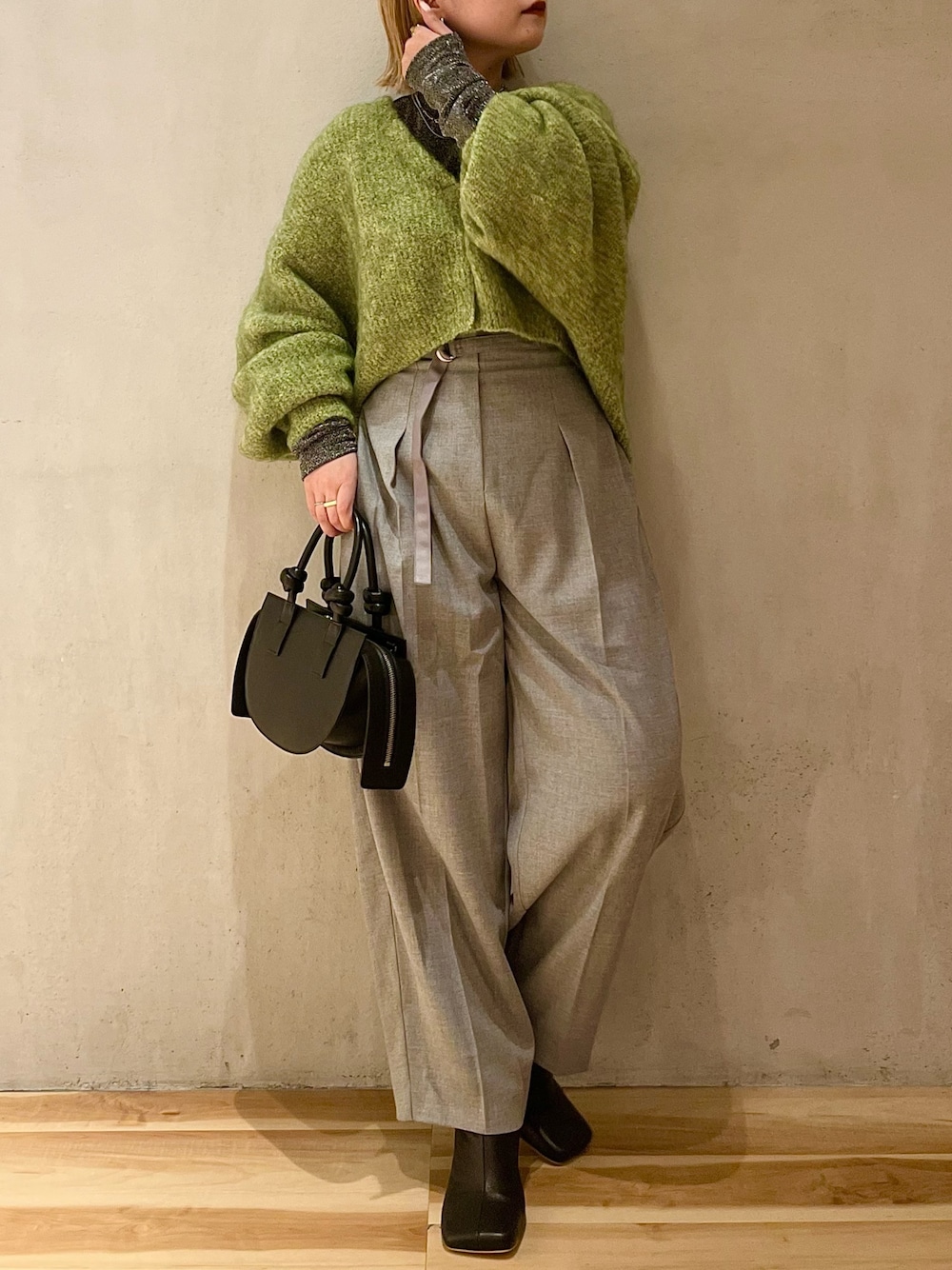 グレー系のその他パンツ、シルバー系のTシャツ/カットソー、ブラック系のハンドバッグを着用したレディースの夏コーディネートの1枚目の写真