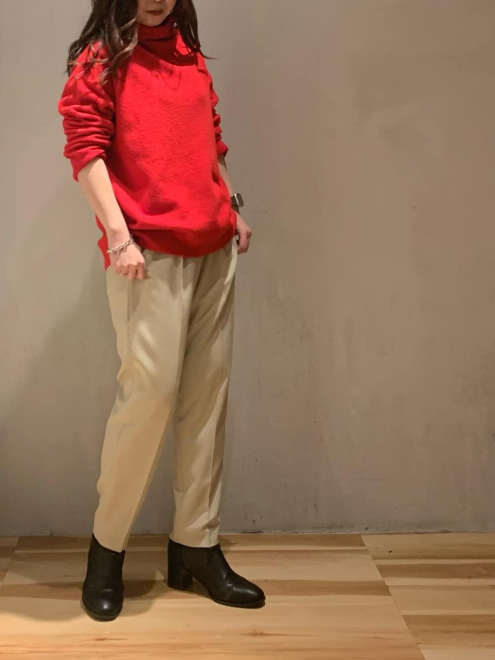 ブラウン系のその他パンツ、レッド系のニット/セーターを着用したレディースの冬コーディネートの1枚目の写真