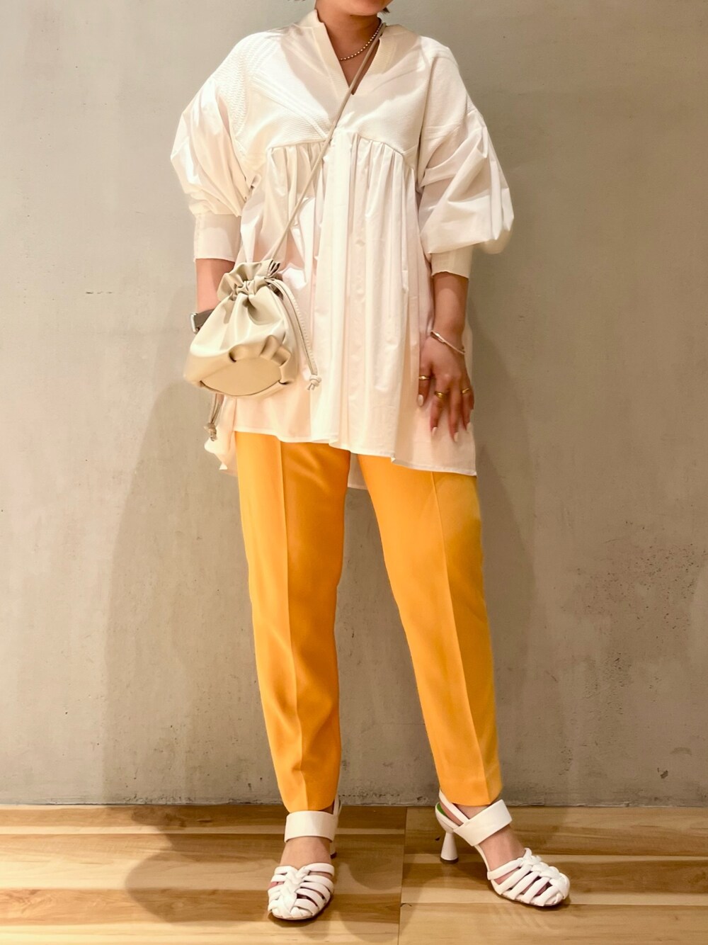 ホワイト系のシャツ/ブラウス、オレンジ系のその他パンツ、ホワイト系のサンダルを着用したレディースの冬コーディネートの1枚目の写真