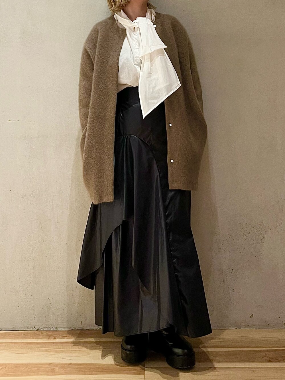 ホワイト系のシャツ/ブラウス、ブラック系のスカート、ベージュ系のノーカラージャケットを着用したレディースの秋コーディネートの1枚目の写真