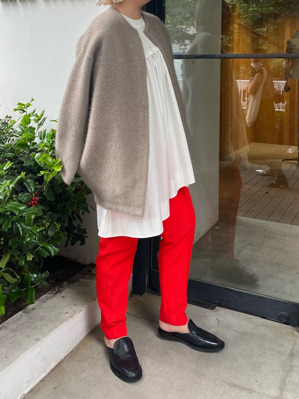 ベージュ系のノーカラージャケット、ホワイト系のシャツ/ブラウス、レッド系のその他パンツを着用したレディースの夏コーディネートの1枚目の写真