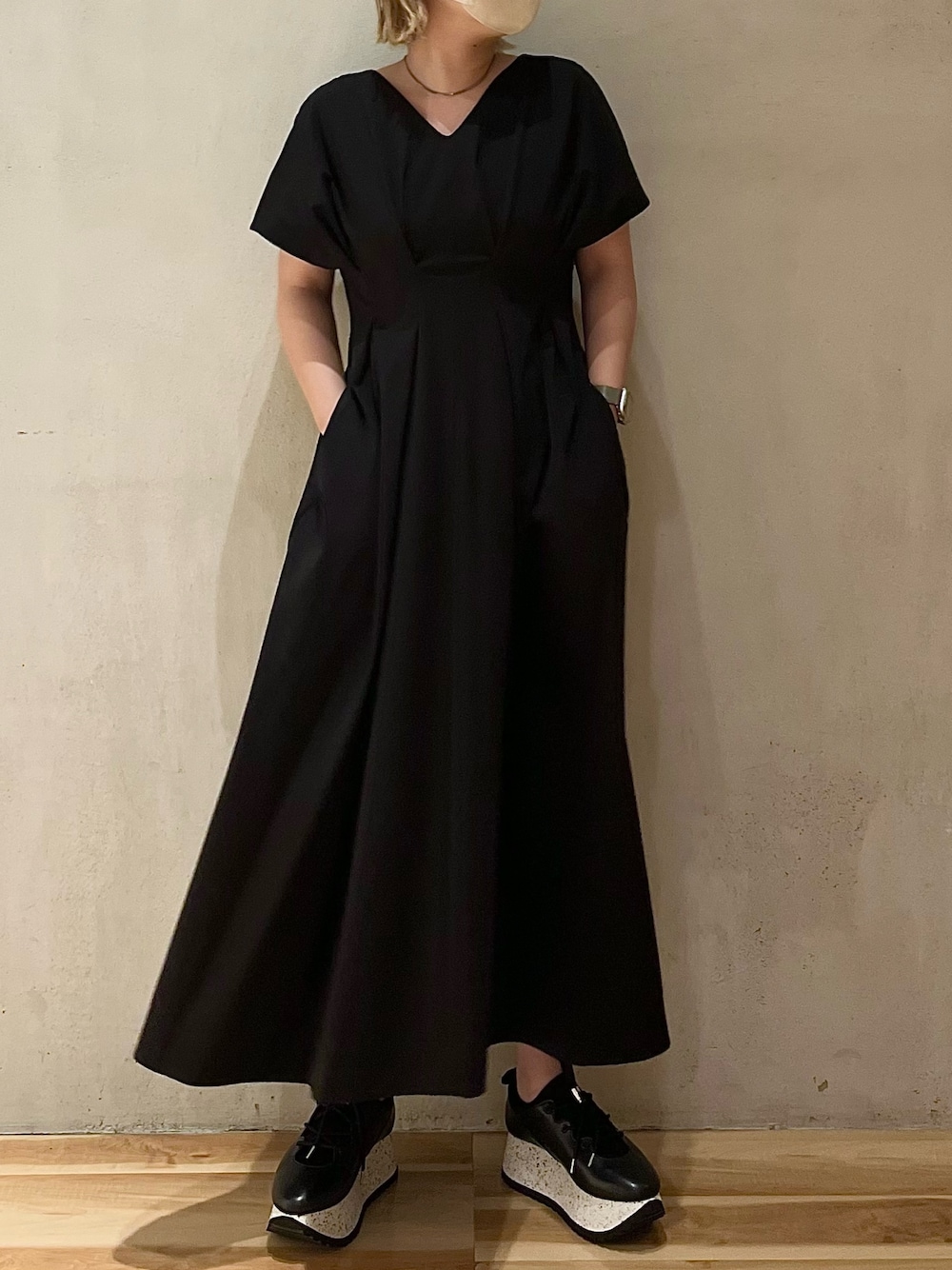 ブラック系のワンピース、ブラック系のスニーカーを着用したレディースの夏コーディネートの1枚目の写真