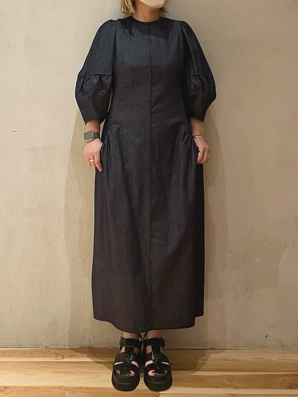 ブルー系のワンピースを着用したレディースの春コーディネートの1枚目の写真