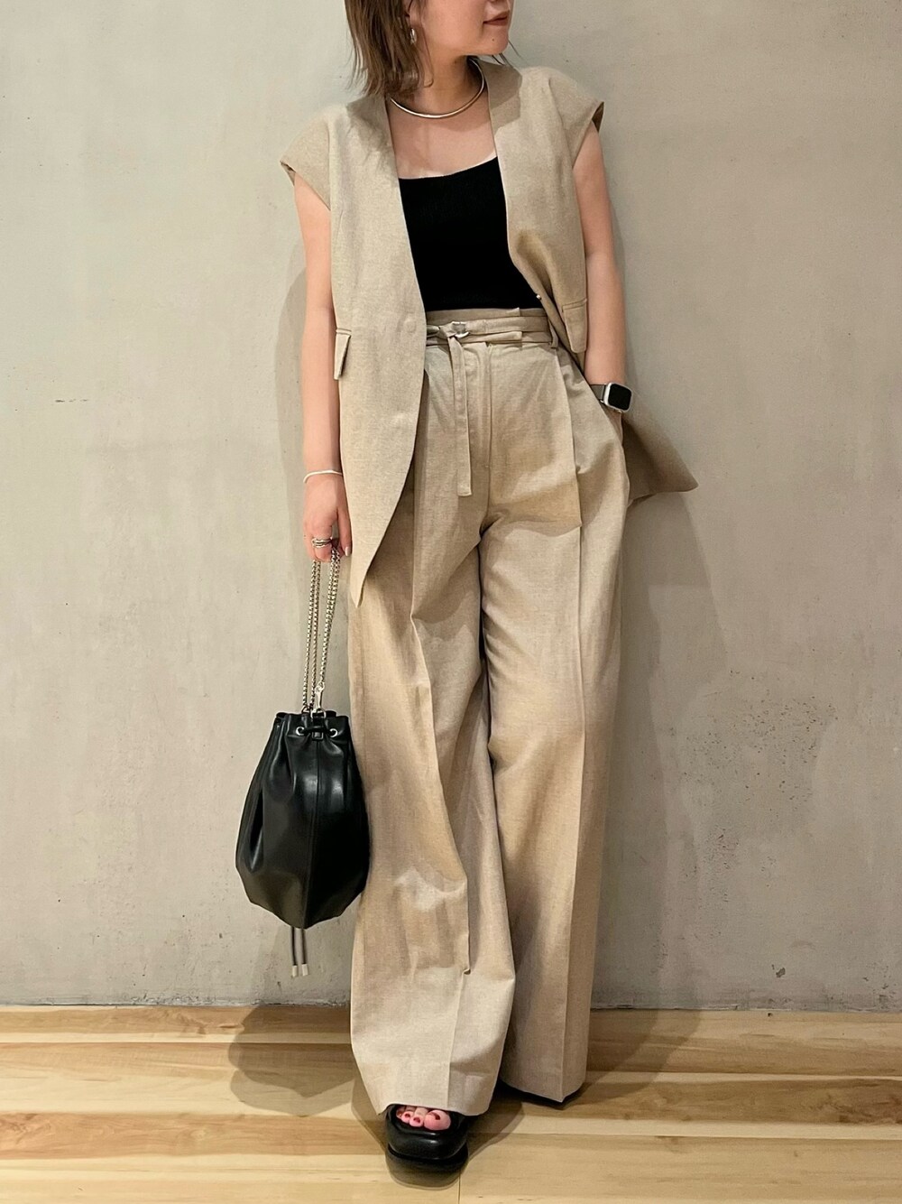 ベージュ系のテーラードジャケット、ベージュ系のその他パンツ、ブラック系のサンダルを着用したレディースの春コーディネートの1枚目の写真