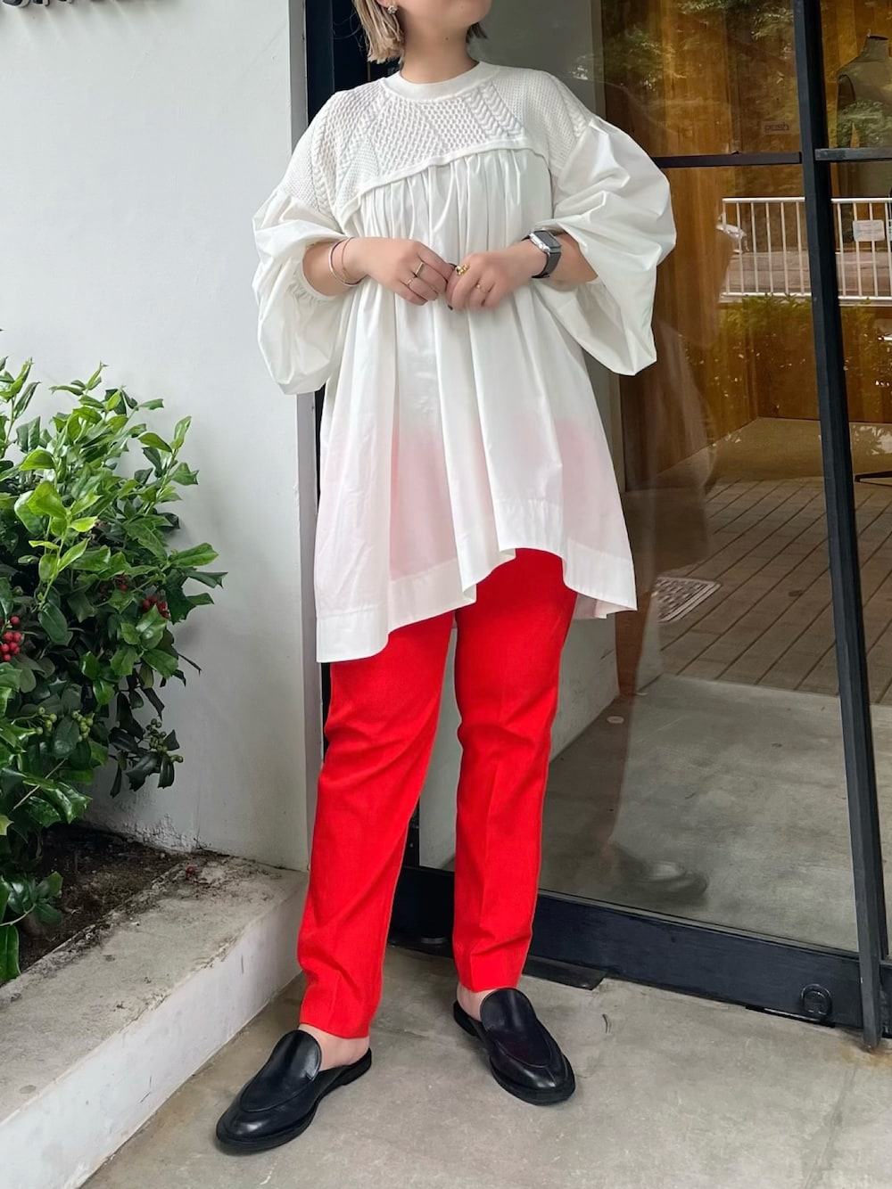 ホワイト系のシャツ/ブラウス、レッド系のその他パンツを着用したレディースの夏コーディネートの1枚目の写真