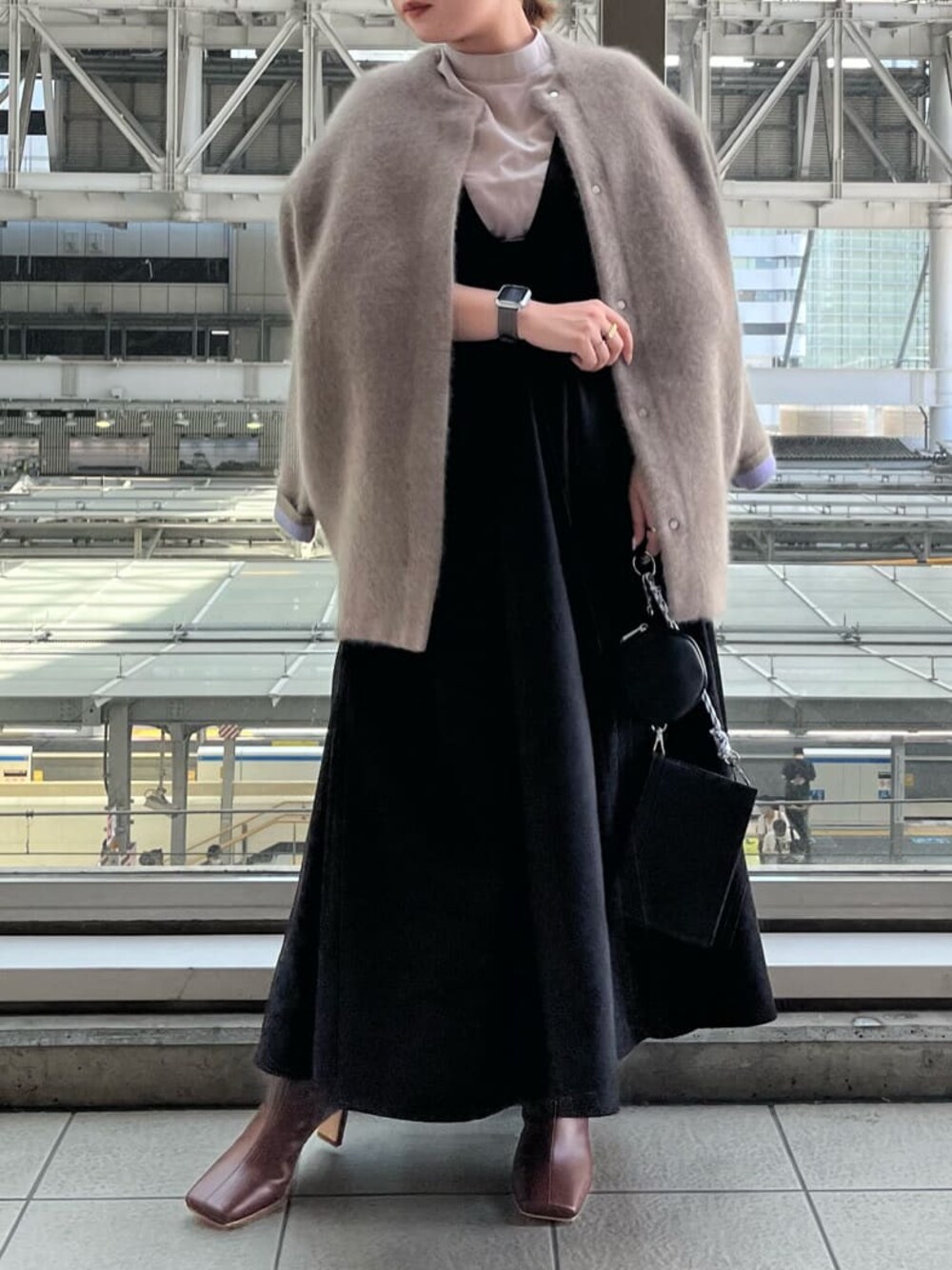 ブラック系のジャンパースカート、ホワイト系のショルダーバッグ、ベージュ系のシャツ/ブラウスを着用したレディースの夏コーディネートの1枚目の写真