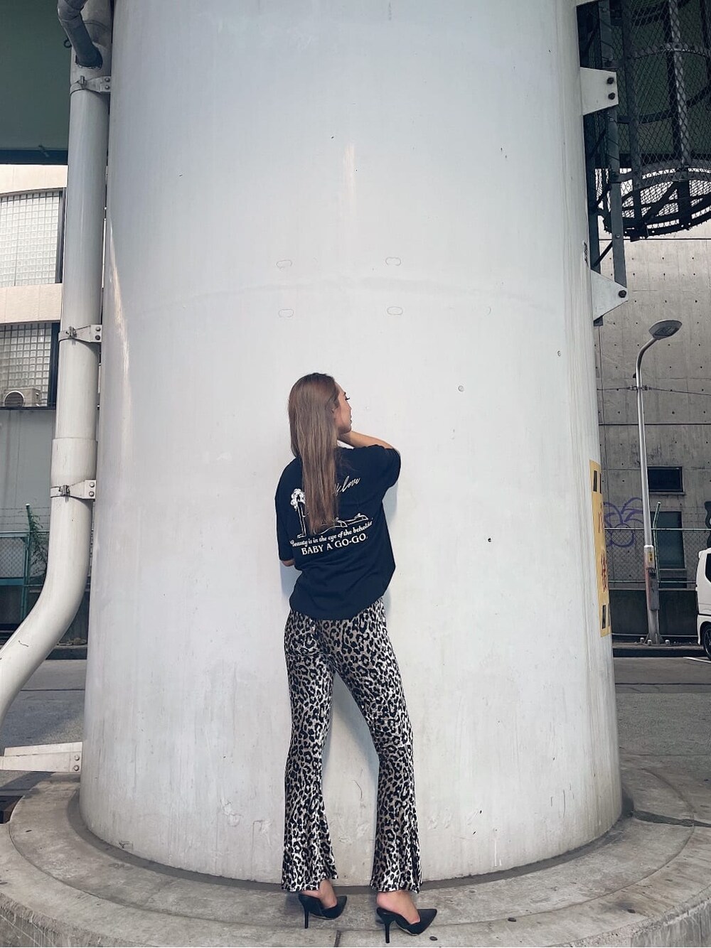 ブラック系のパンプス、その他のその他パンツ、ブラック系のTシャツ/カットソーを着用したレディースの夏コーディネートの1枚目の写真