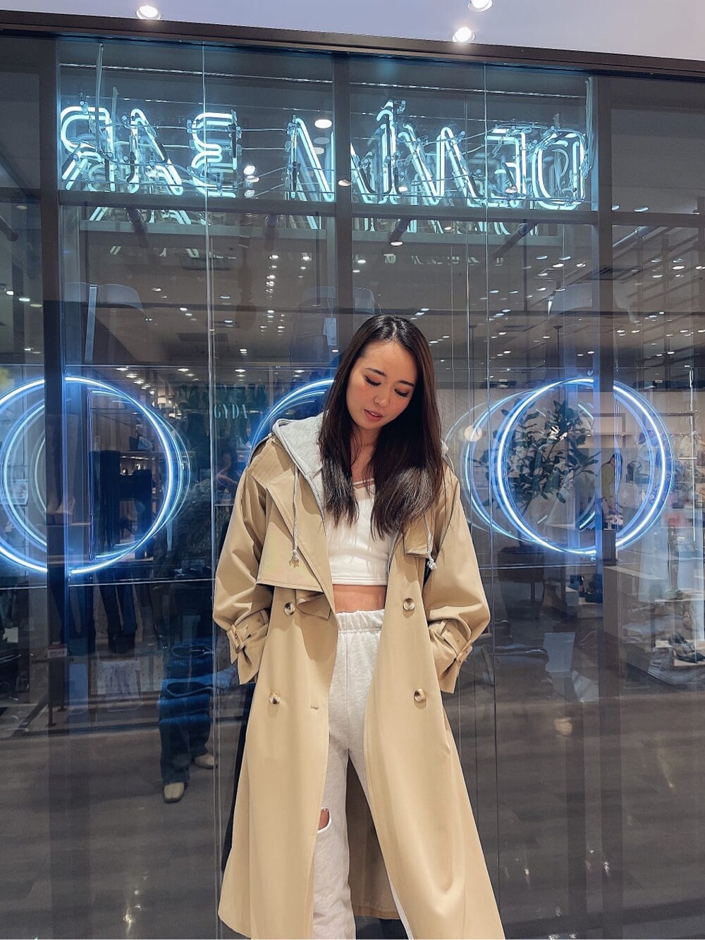 ホワイト系のパンプス、グレー系のパーカー、ホワイト系のキャミソールを着用したレディースの春コーディネートの1枚目の写真