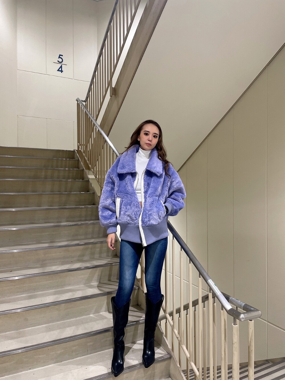ブラック系のブーツ、ブルー系のデニムパンツ、ホワイト系のTシャツ/カットソーを着用したレディースの秋コーディネートの1枚目の写真