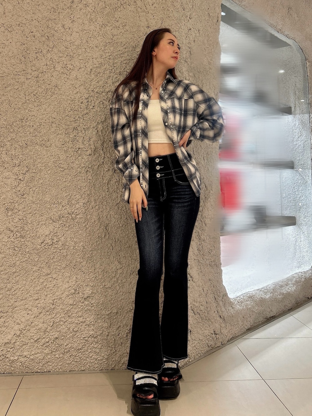 ブルー系のシャツ/ブラウス、ホワイト系のキャミソール、ブルー系のデニムパンツを着用したレディースの春コーディネートの1枚目の写真