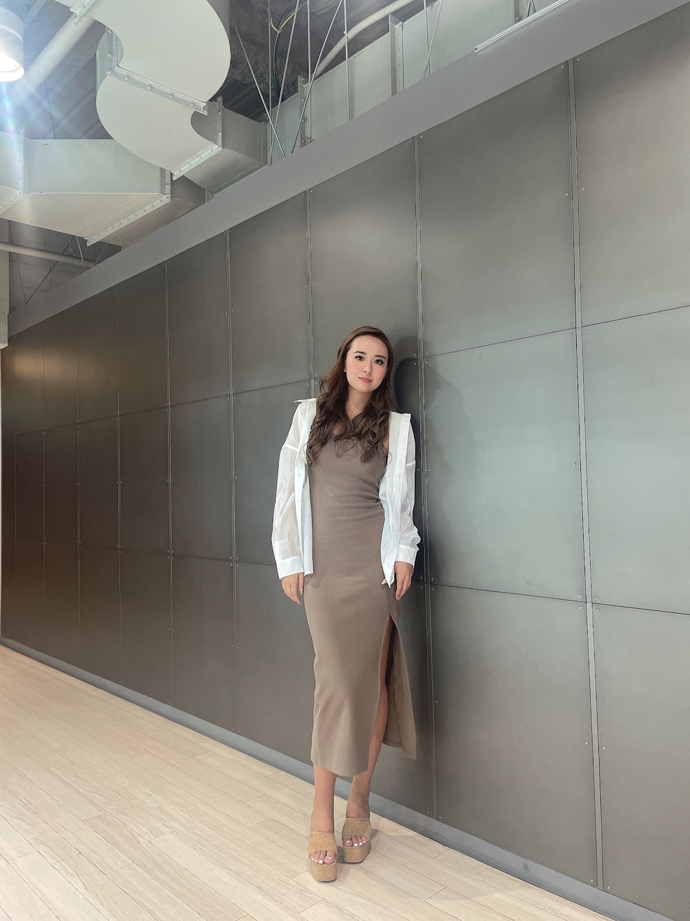 ホワイト系のシャツ/ブラウス、ベージュ系のワンピース、ベージュ系のサンダルを着用したレディースの夏コーディネートの1枚目の写真