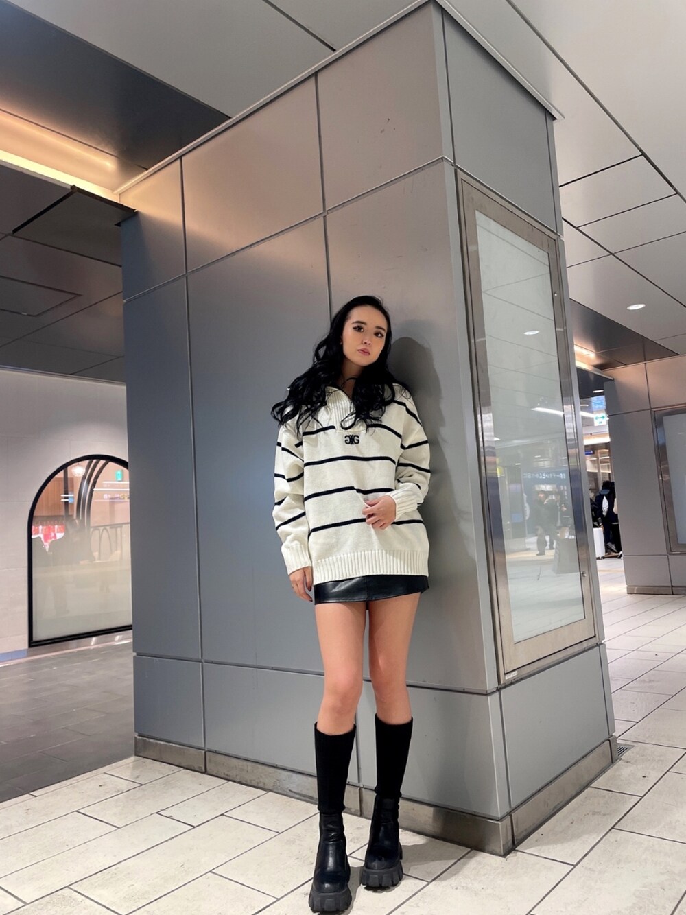 その他のニット/セーター、ブラック系のスカート、ブラック系のブーツを着用したレディースの冬コーディネートの1枚目の写真