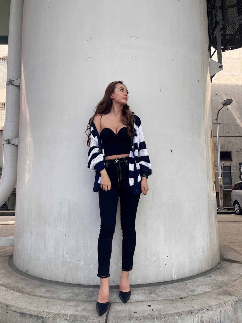 ブラック系のタンクトップ、ブルー系のデニムパンツ、ブラック系のパンプスを着用したレディースの夏コーディネートの1枚目の写真