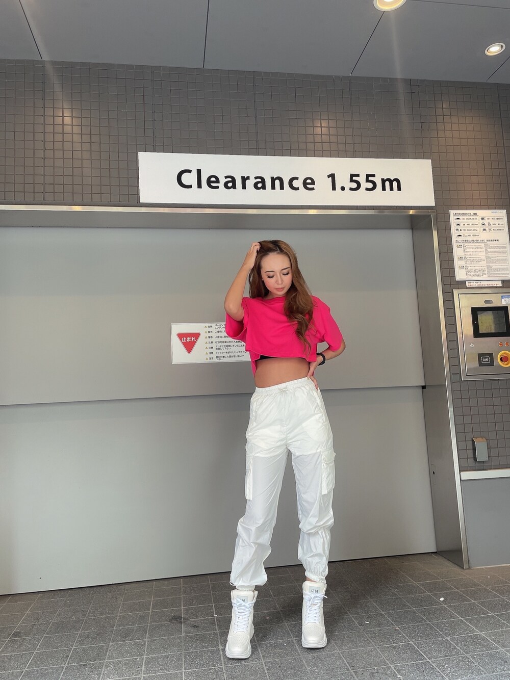 ホワイト系のスニーカー、ホワイト系のカーゴパンツ、ピンク系のTシャツ/カットソーを着用したレディースの夏コーディネートの1枚目の写真