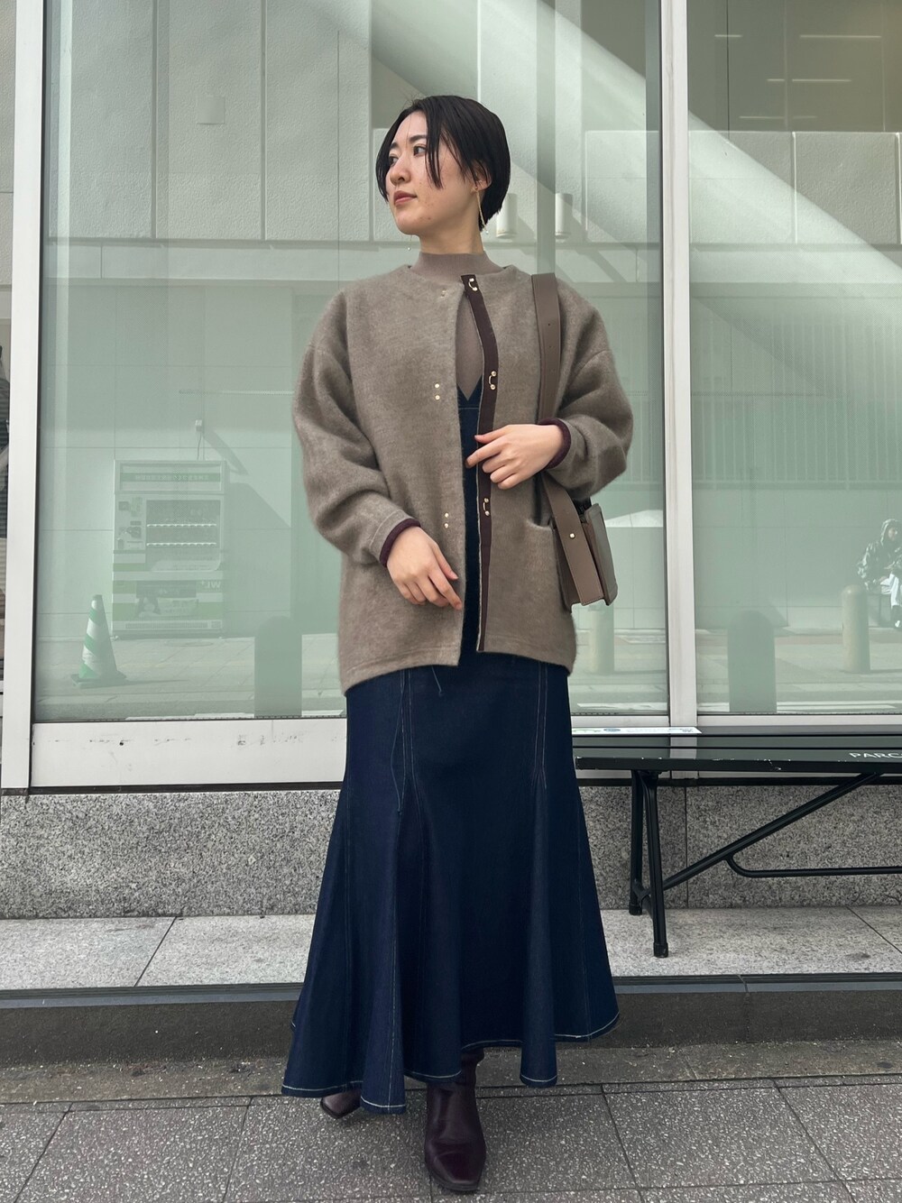 ベージュ系のカーディガン/ボレロ、レッド系のブーツ、ブラウン系のニット/セーターを着用したレディースの冬コーディネートの1枚目の写真