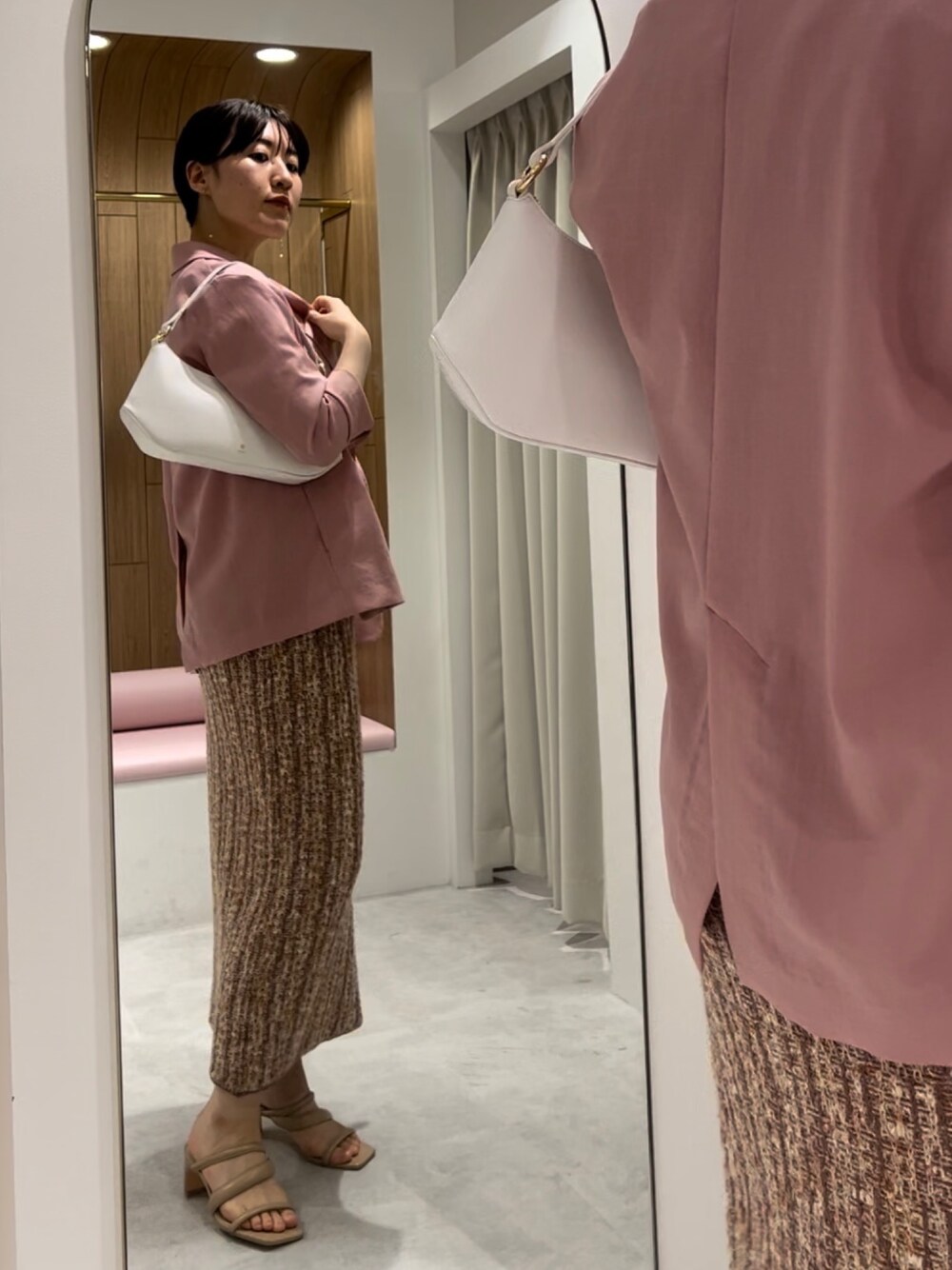 ベージュ系のサンダル、ピンク系のワンピース、ピンク系のテーラードジャケットを着用したレディースの春コーディネートの1枚目の写真