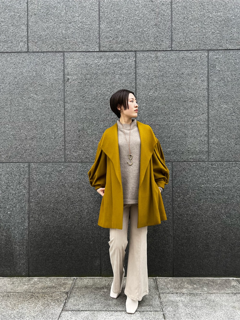 ホワイト系のその他シューズ、イエロー系のその他アウター、ベージュ系のその他パンツを着用したレディースの秋コーディネートの1枚目の写真