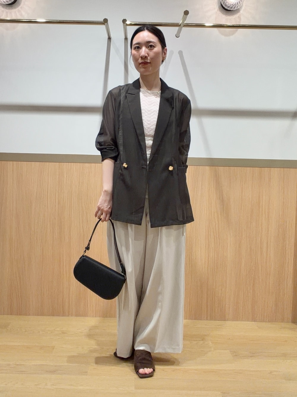ホワイト系のその他パンツ、ブラウン系のテーラードジャケット、ホワイト系のシャツ/ブラウスを着用したレディースの夏コーディネートの1枚目の写真