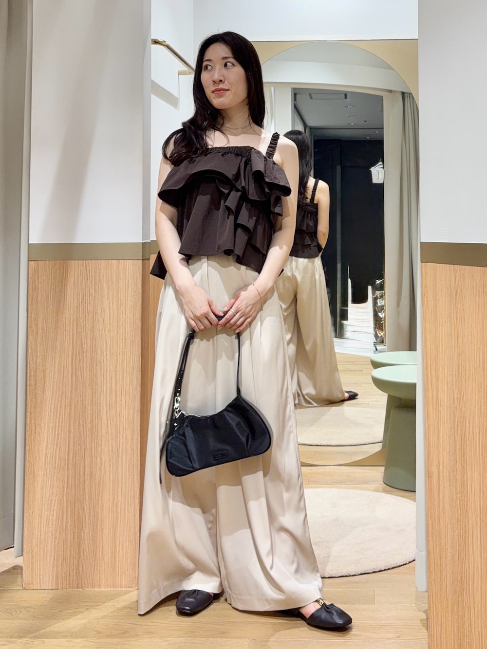 ホワイト系のその他パンツ、ブラウン系のシャツ/ブラウス、ブラウン系のサンダルを着用したレディースの夏コーディネートの1枚目の写真