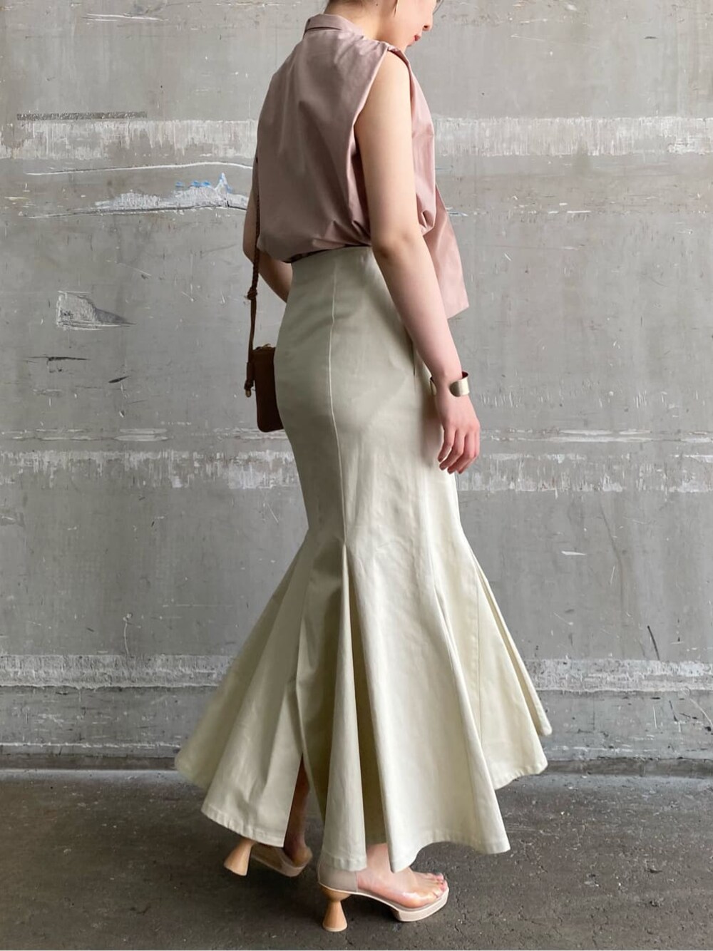 その他のパンプス、ベージュ系のショルダーバッグ、ベージュ系のシャツ/ブラウスを着用したレディースの夏コーディネートの1枚目の写真