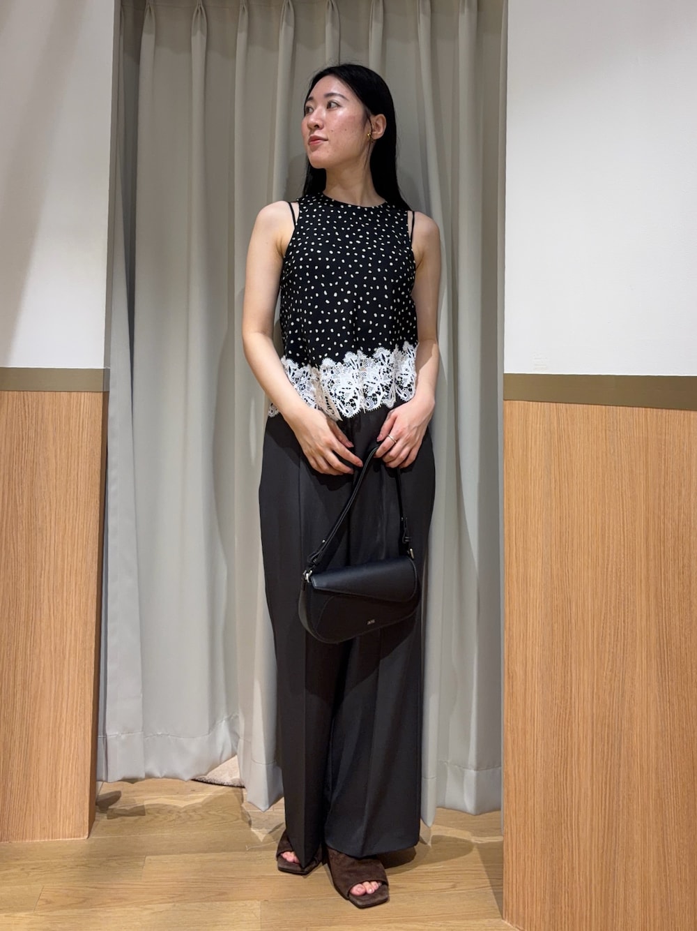 グレー系のその他パンツ、ブラック系のシャツ/ブラウスを着用したレディースの夏コーディネートの1枚目の写真