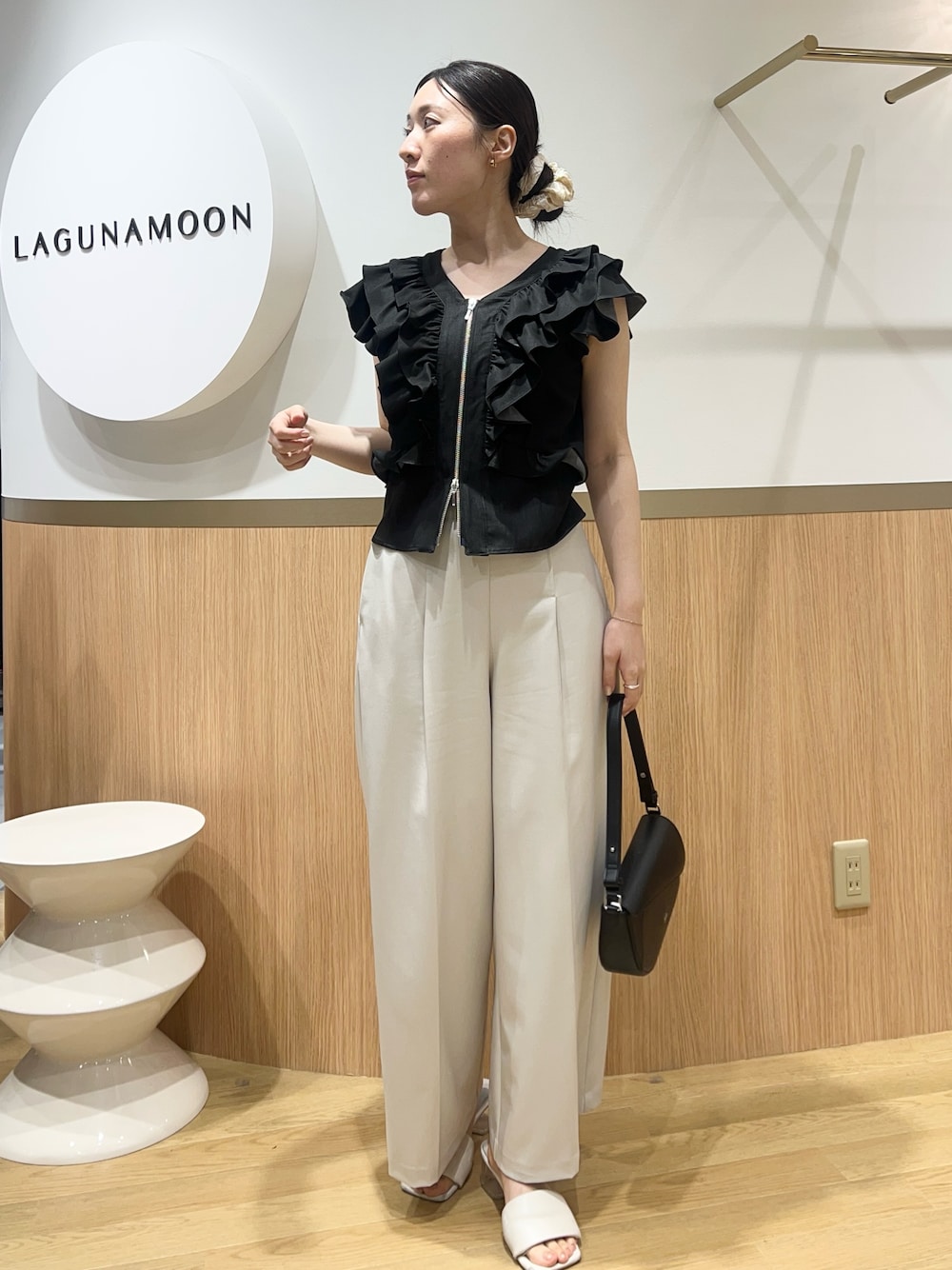 ホワイト系のその他パンツ、ブラック系のシャツ/ブラウスを着用したレディースの春コーディネートの1枚目の写真