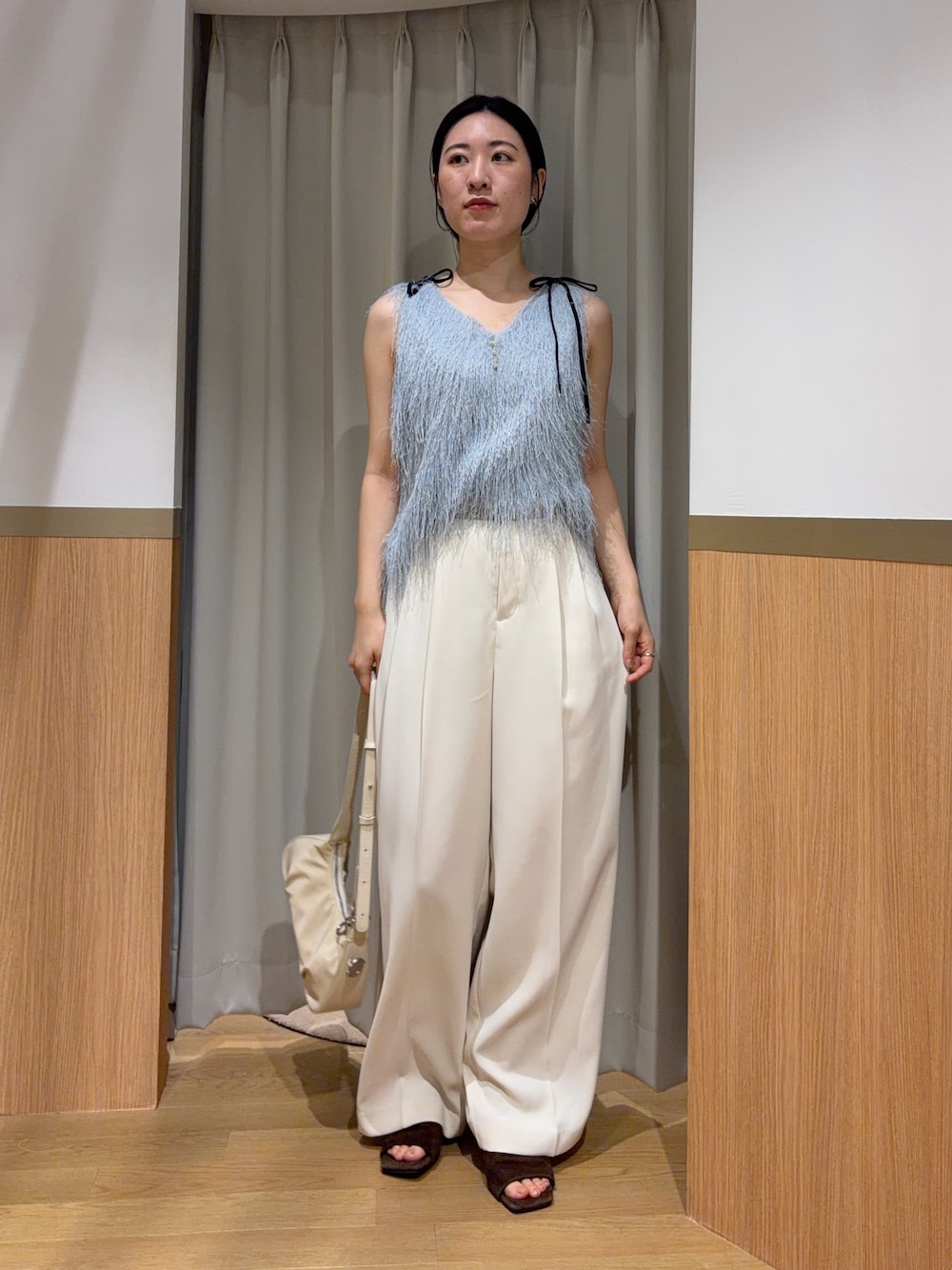 ホワイト系のその他パンツ、ブルー系のTシャツ/カットソー、ブラウン系のサンダルを着用したレディースの夏コーディネートの1枚目の写真