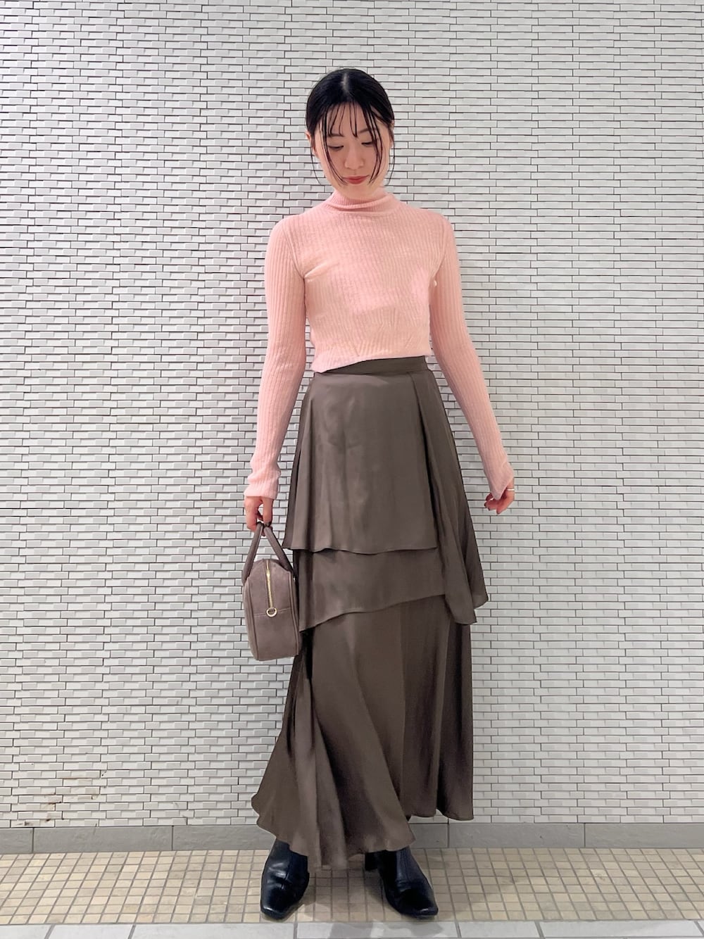 ブラック系のブーツ、ピンク系のニット/セーター、ブラウン系のスカートを着用したレディースの秋コーディネートの1枚目の写真