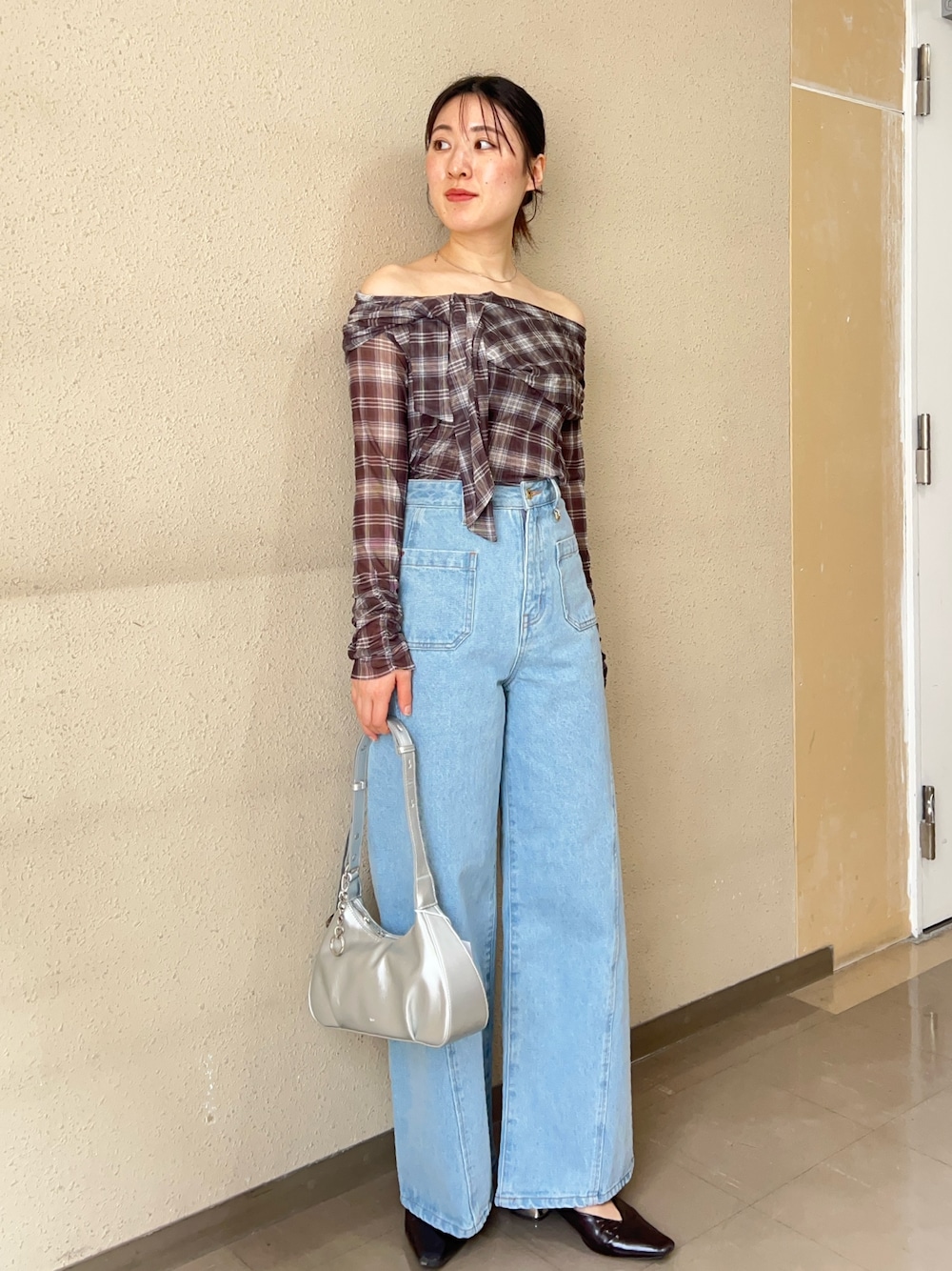 ブラウン系のシャツ/ブラウス、ブルー系のデニムパンツ、ブラック系のパンプスを着用したレディースの春コーディネートの1枚目の写真