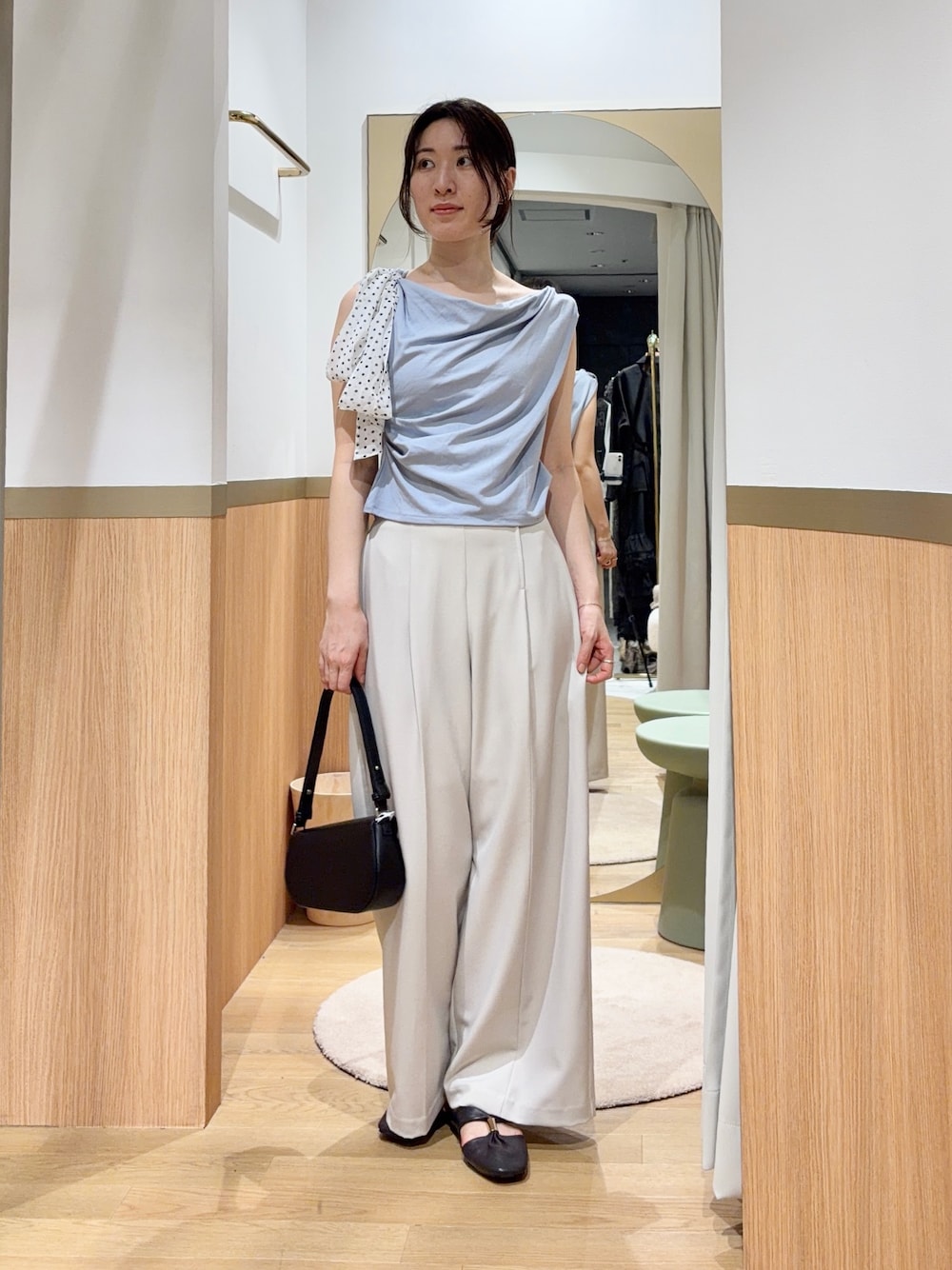 ブラウン系のサンダル、ブルー系のTシャツ/カットソー、ホワイト系のその他パンツを着用したレディースの夏コーディネートの1枚目の写真