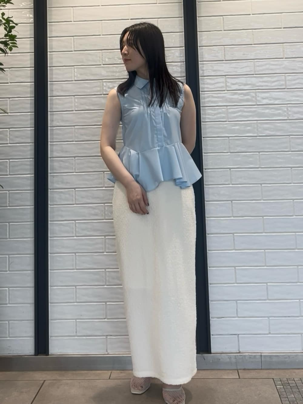 ブルー系のシャツ/ブラウス、ホワイト系のスカートを着用したレディースの夏コーディネートの1枚目の写真