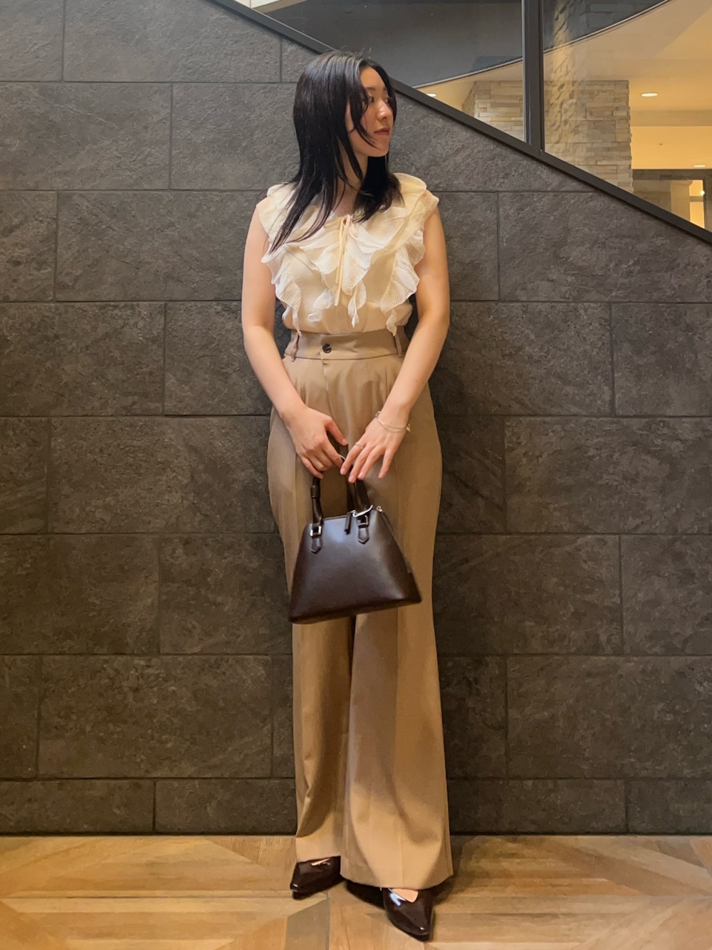 ブラウン系のボストンバッグ、ホワイト系のニット/セーター、ブラウン系のボストンバッグを着用したレディースの秋コーディネートの1枚目の写真