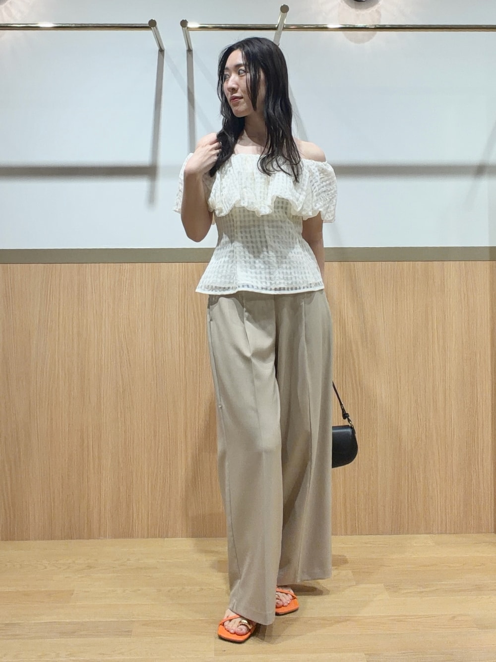 オレンジ系のサンダル、ベージュ系のその他パンツ、ホワイト系のシャツ/ブラウスを着用したレディースの夏コーディネートの1枚目の写真
