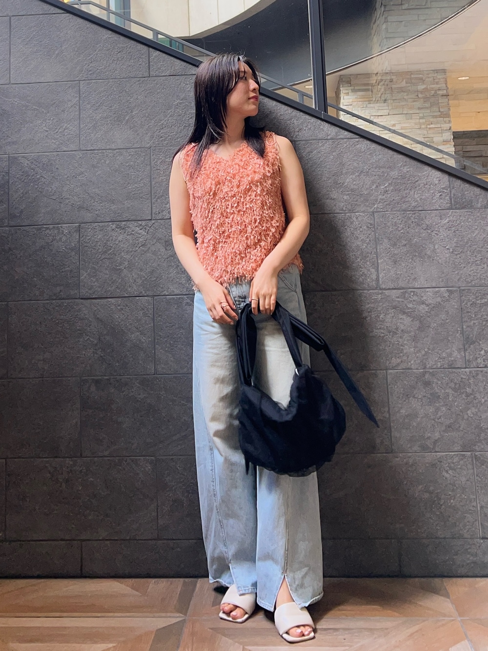 オレンジ系のTシャツ/カットソー、ホワイト系のサンダル、ブルー系のデニムパンツを着用したレディースの夏コーディネートの1枚目の写真