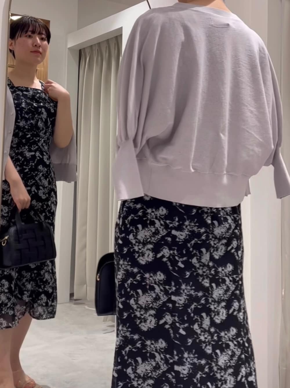 その他のサンダル、ブラック系のワンピース、グレー系のカーディガン/ボレロを着用したレディースの春コーディネートの1枚目の写真